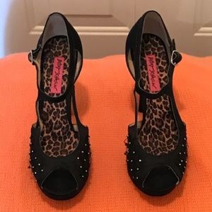 BETSEY JOHNSON Size 8 in good Condition 5 inches